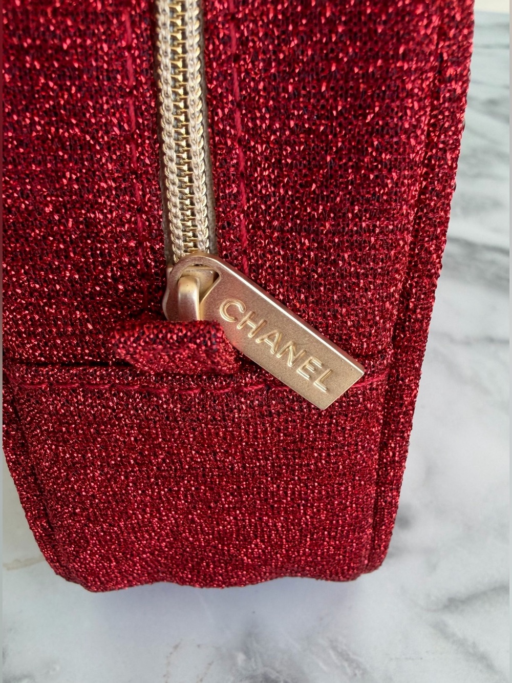 CHANEL Red cosmetic bag - Picture 2 of 5